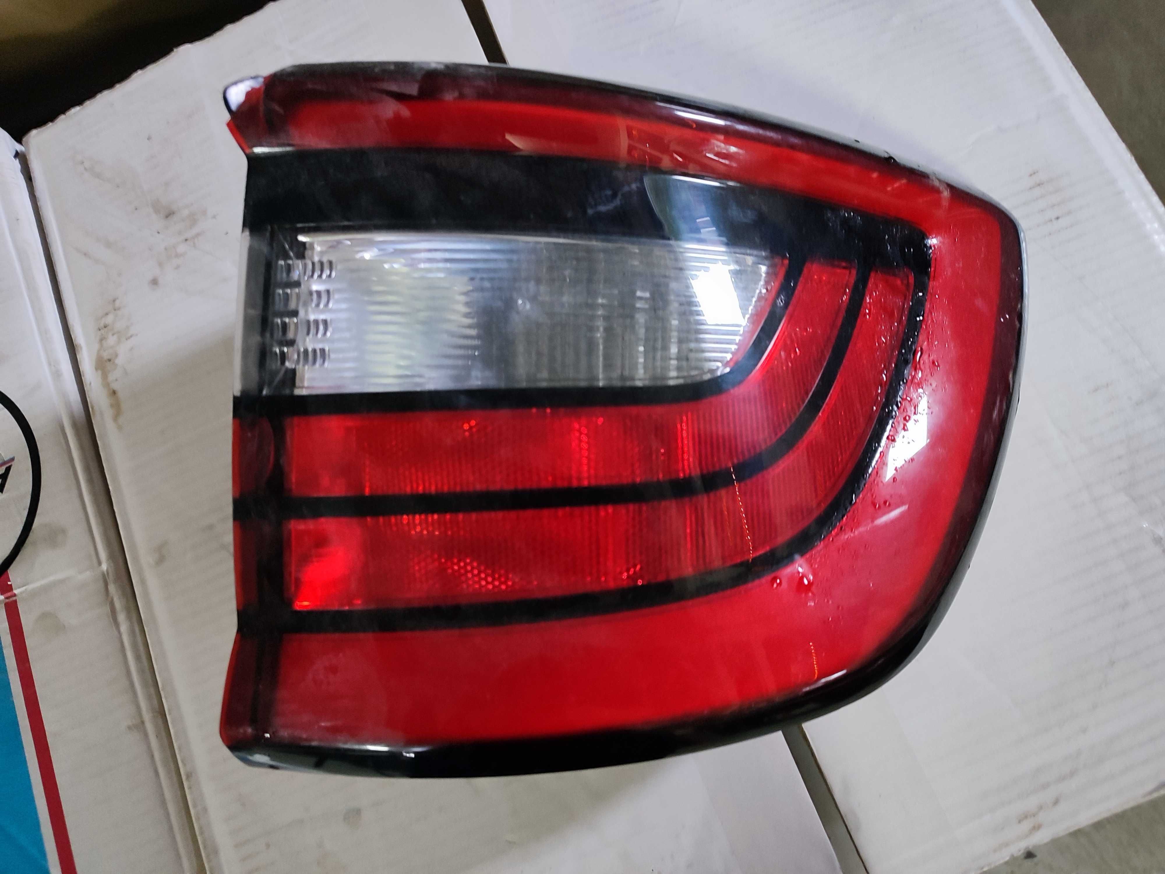 Dodge Durango lampa tylna prawa uszkodzona