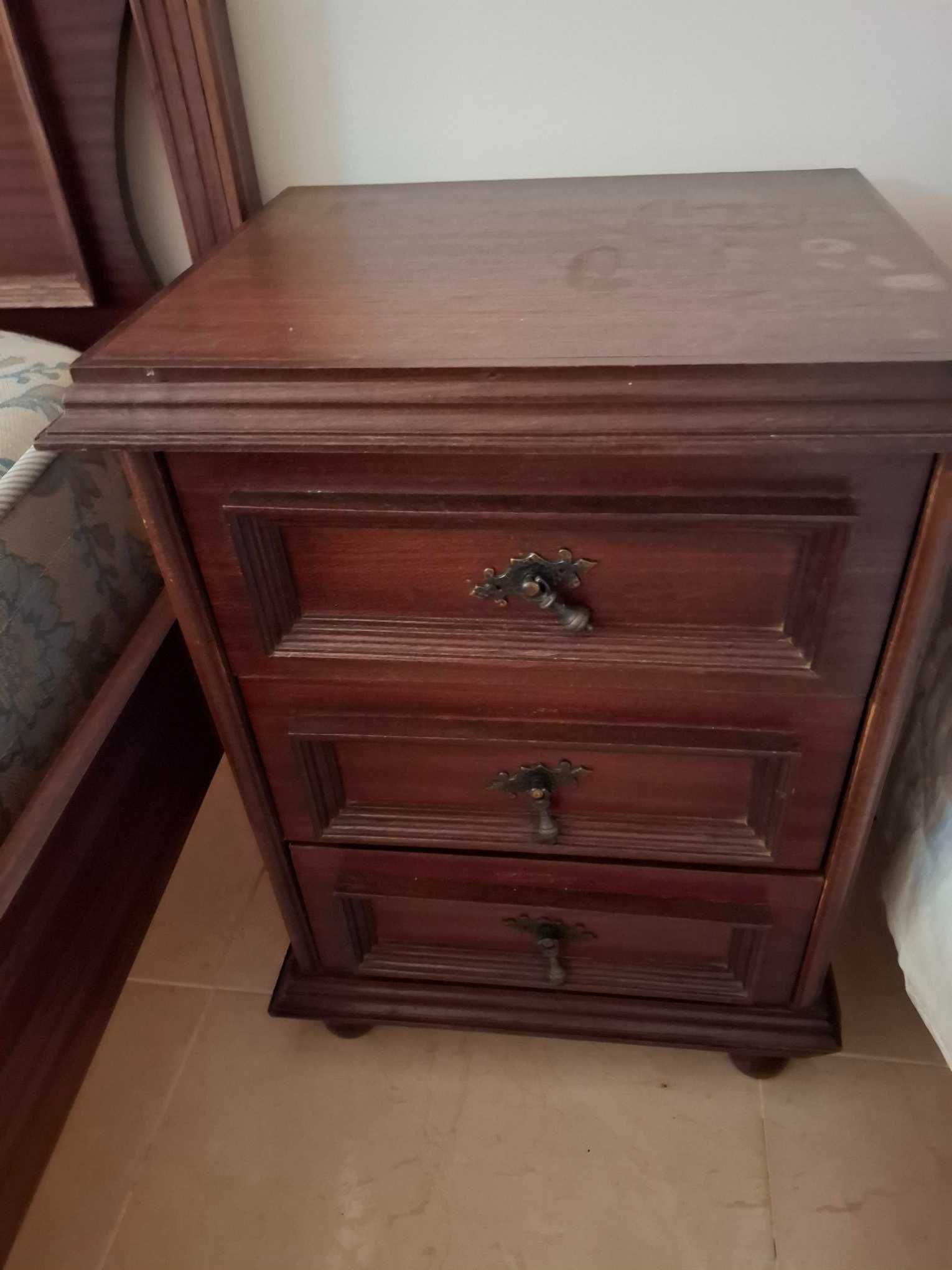 Cama de solteiro e mesa cabeçeira