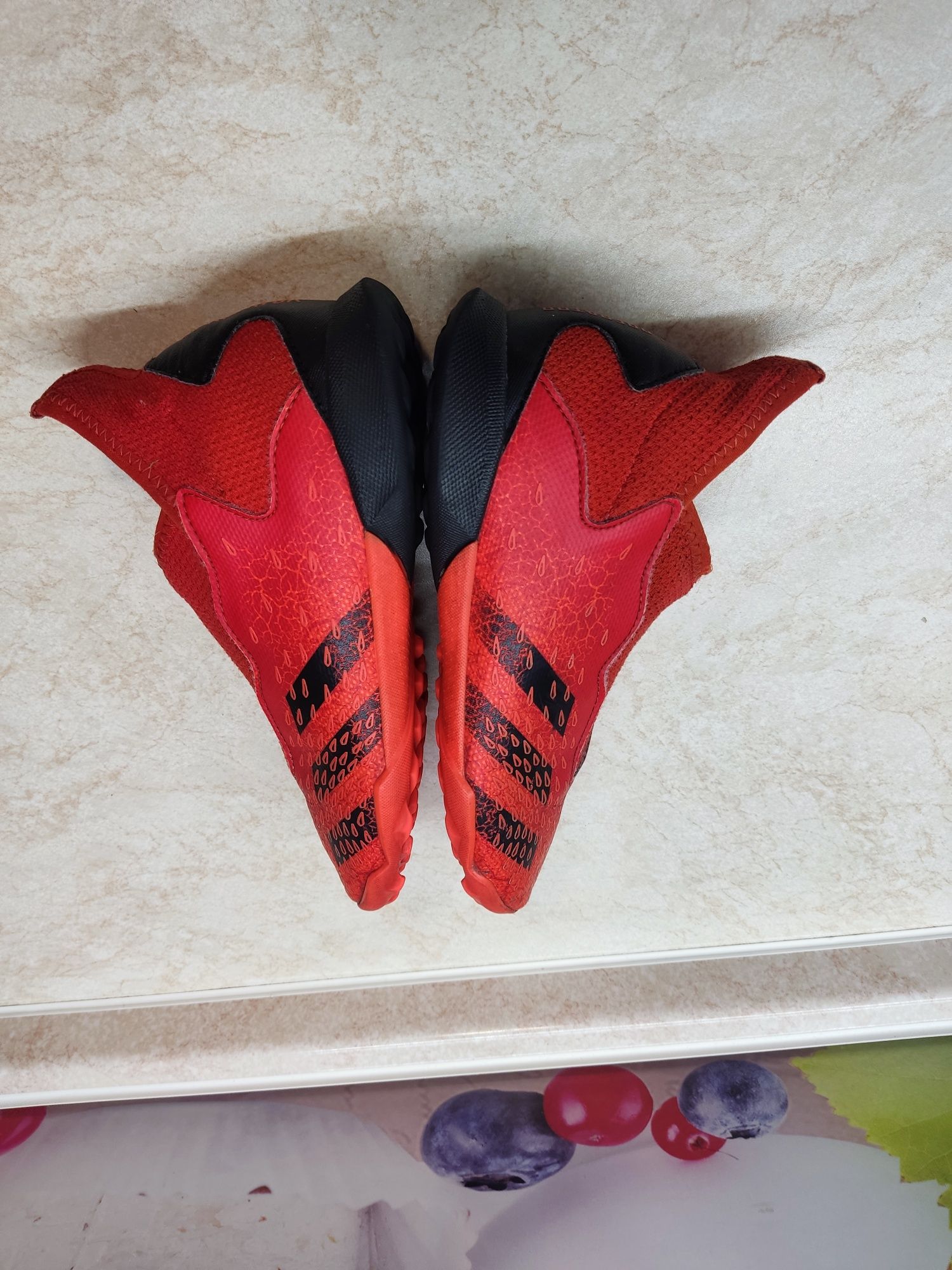 Сороконожки, сороконіжки Adidas Predator р. 33