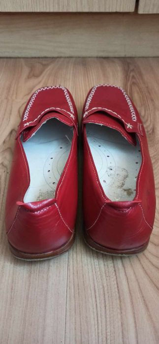 Czerwone skórzane mokasyny