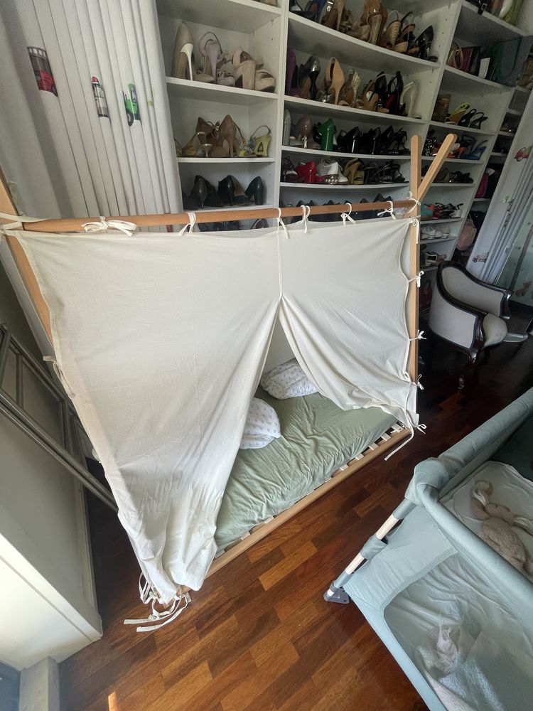 Cama crianca tipo tenda com a protecao à volta e colchao e lencois