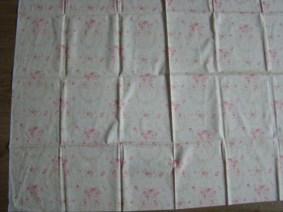 Tkanina kremowa w zielono-różowe kwiaty