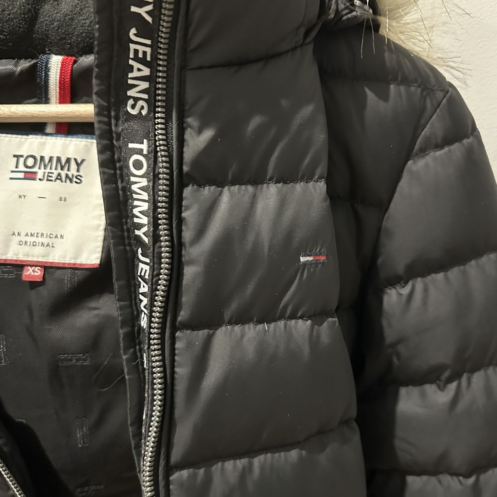 Czarna kurtka tommy jeans zimowa xs z futerkiem na kapturze