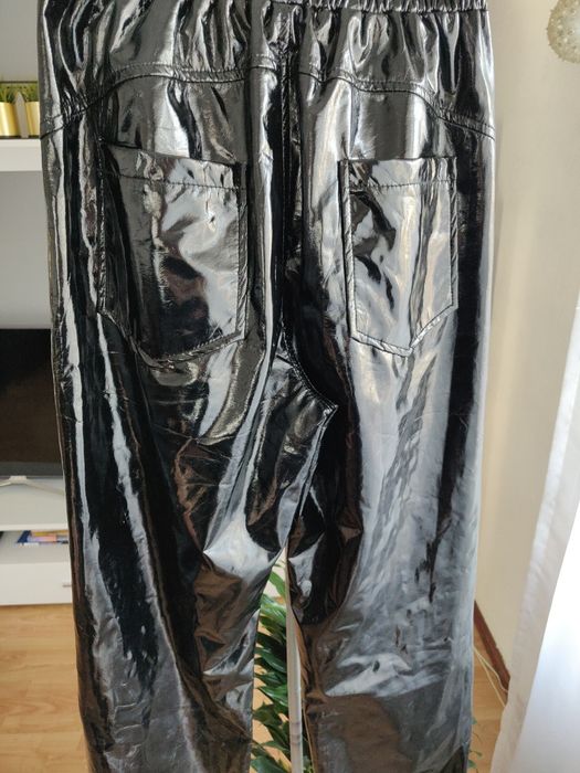 Sixt June lateksowe spodnie z paskiem