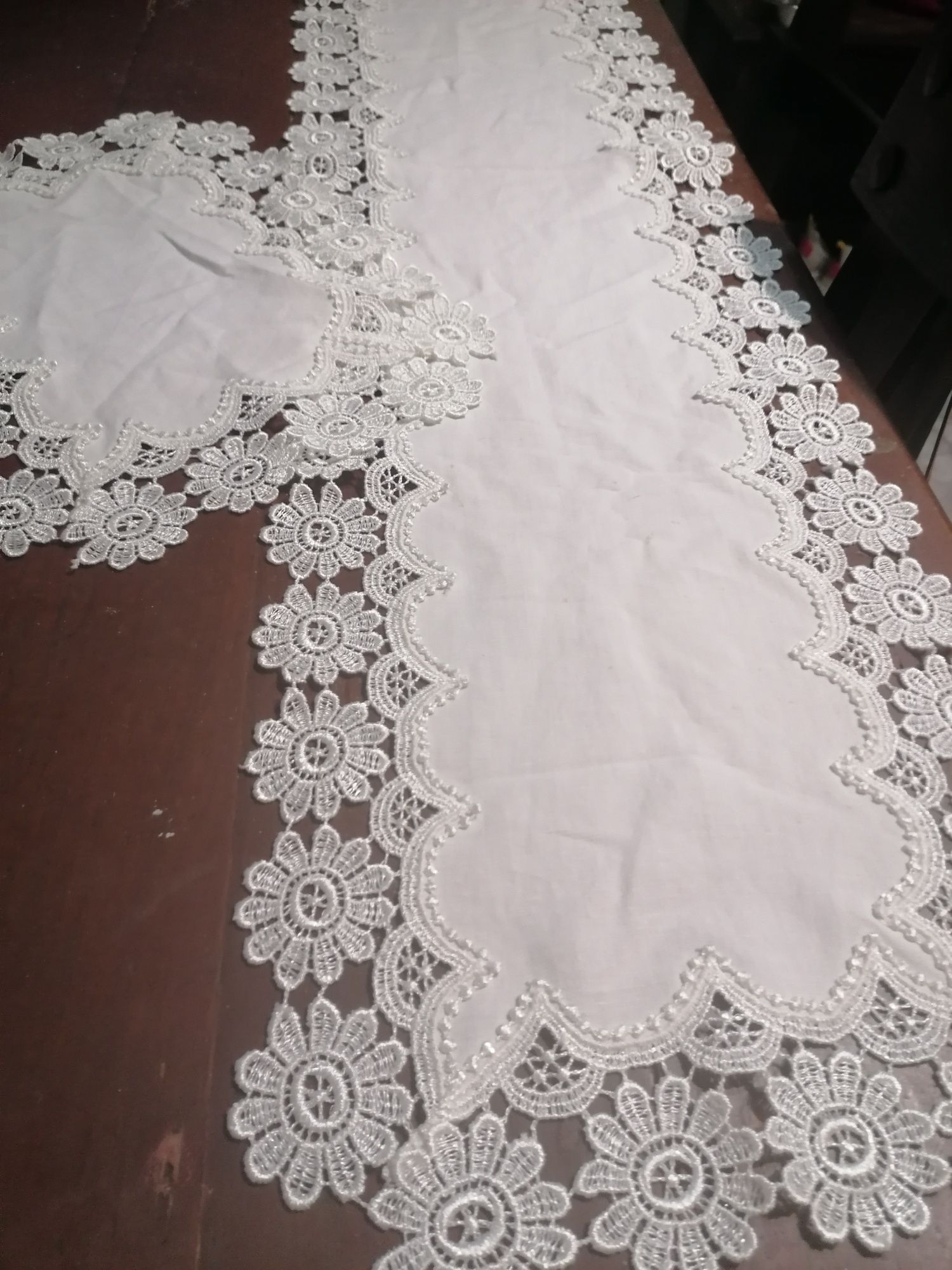Conjunto de 2 naprons em linho e acabamento em renda 

Dimensões: