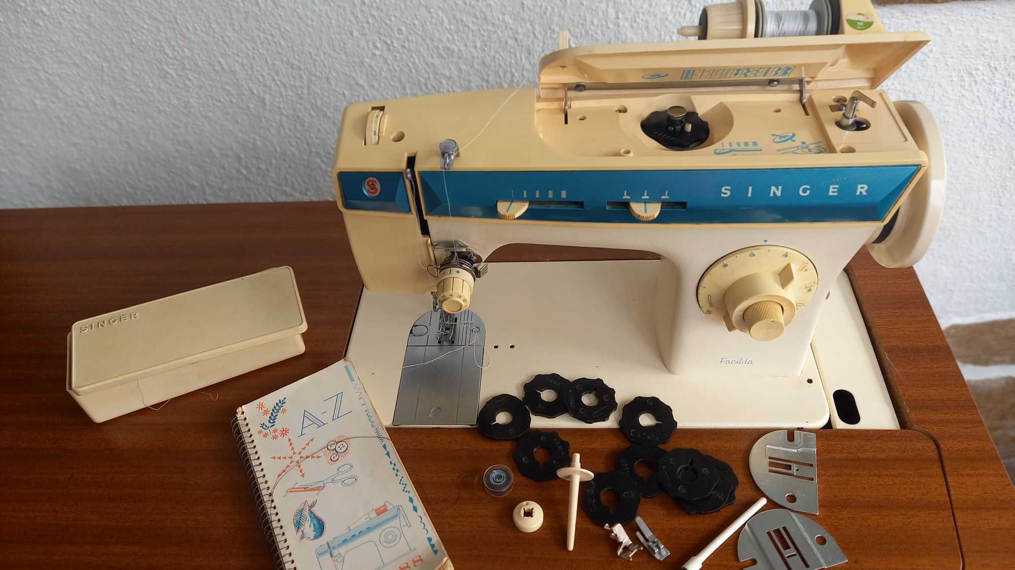 Maquina de costura eletrica Singer Facilita 288 com movel de 3 portas