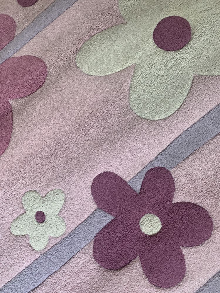 Różowy dywan w kwiatki 150x230