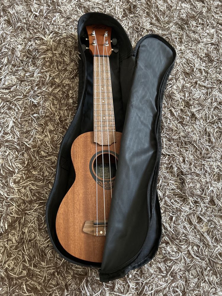 Ukelele da marca Lag em ótima condição, perfeito para iniciantes.