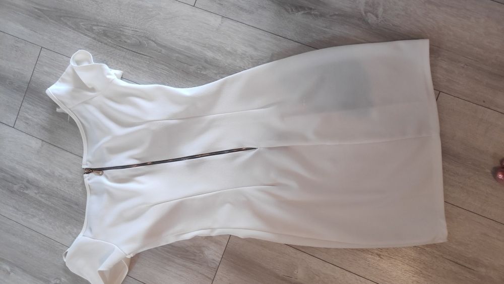 Sukienka pronto moda biala z odkrytymi ramionami na cienkich ramiączka