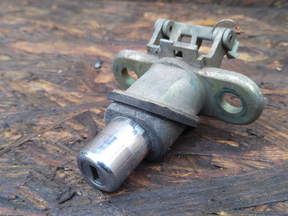 Замок кнопка багажника  БМВ Е36 BMW E36