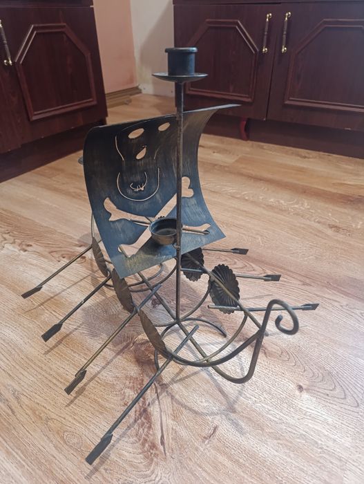 Świecznik piracki statek z metalu