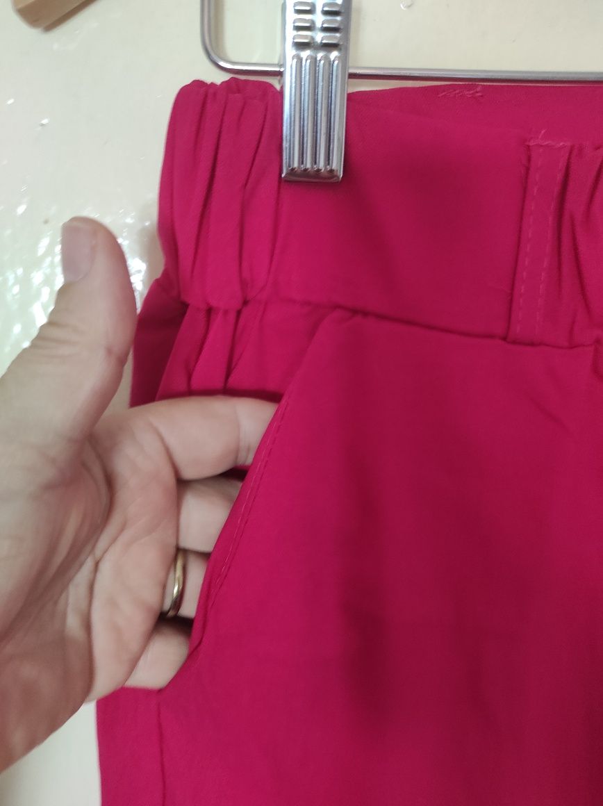 Calças novas c etiqueta c elasticidade veste até 44