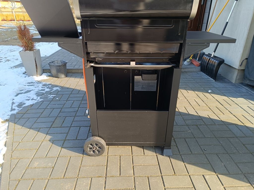 Grill gazowy firmy NEXGRIL 4 plus jeden boczny