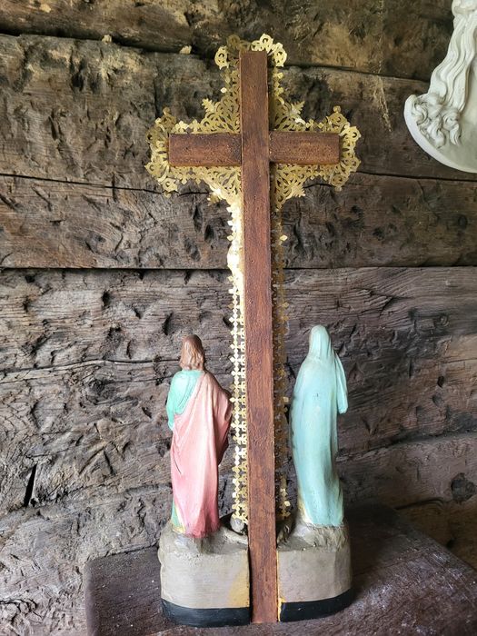 Piękny krzyż z figurami Maryja I Święty Jan pasyjka