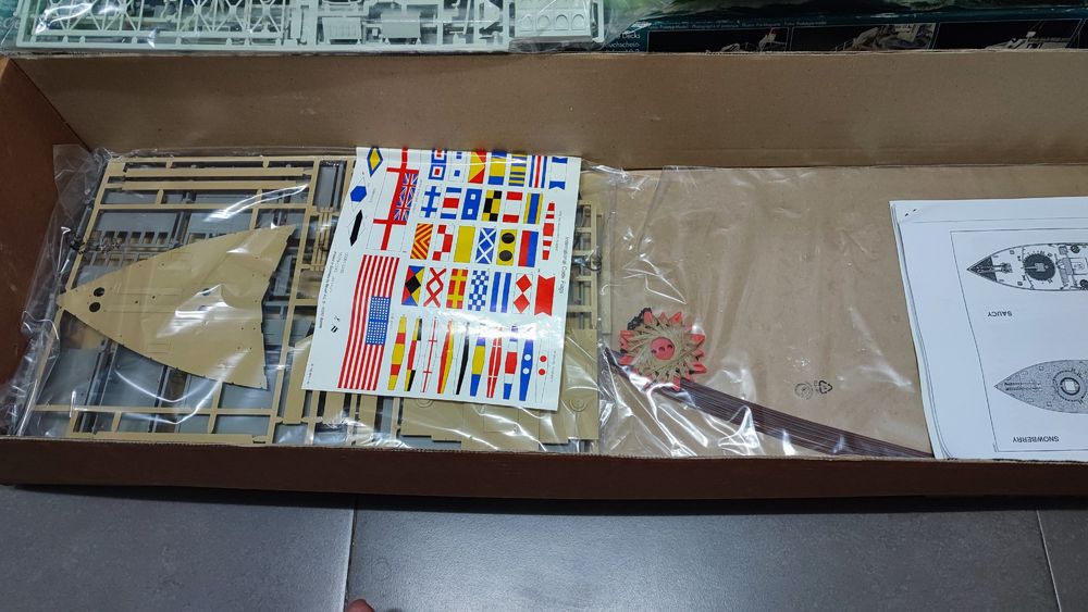 Revell HMCS Snowberry Flower Class Corvette 1:72 kit : 5061