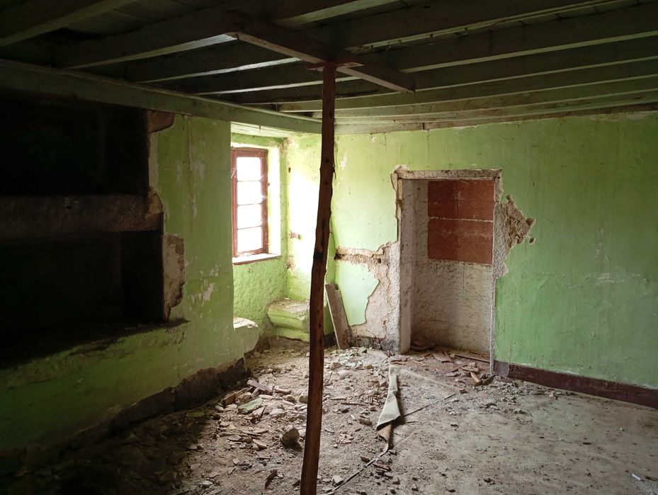 Linda moradia para recuperar a gosto, em pedra, com terreno.