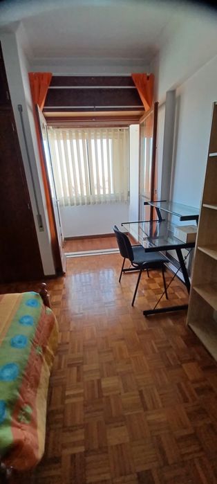 Quarto para alugar a estudante (Agua e luz incluido)