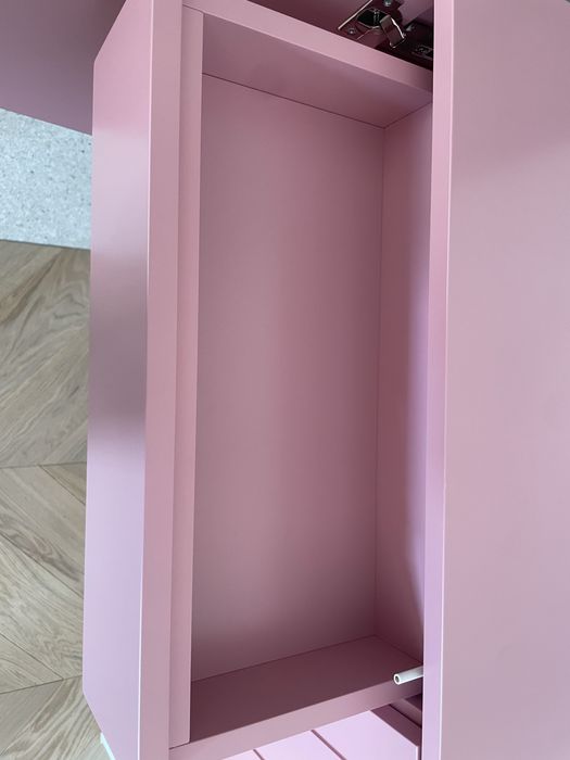 Komoda / konsola różowa z frezami