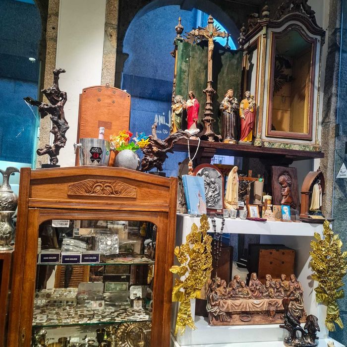 Estatueta Religiosa Porcelana Pintada à Mão–Figura de Freira / Noviças