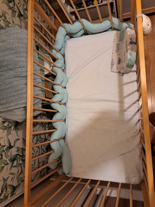 Łóżeczko drewniane z materacem 60x120 cm.