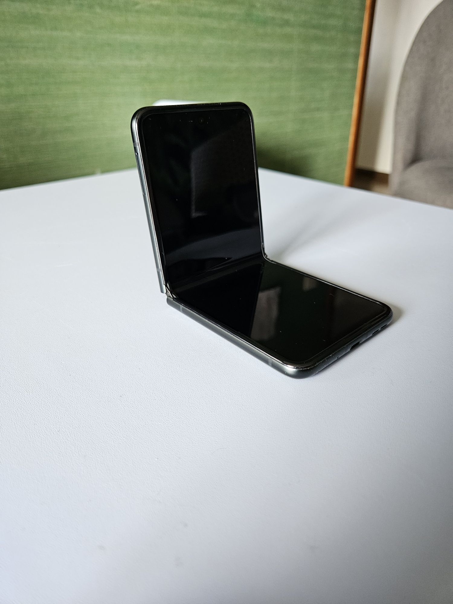 Телефон Motorola Razr 40. Працює тільки половина екрана