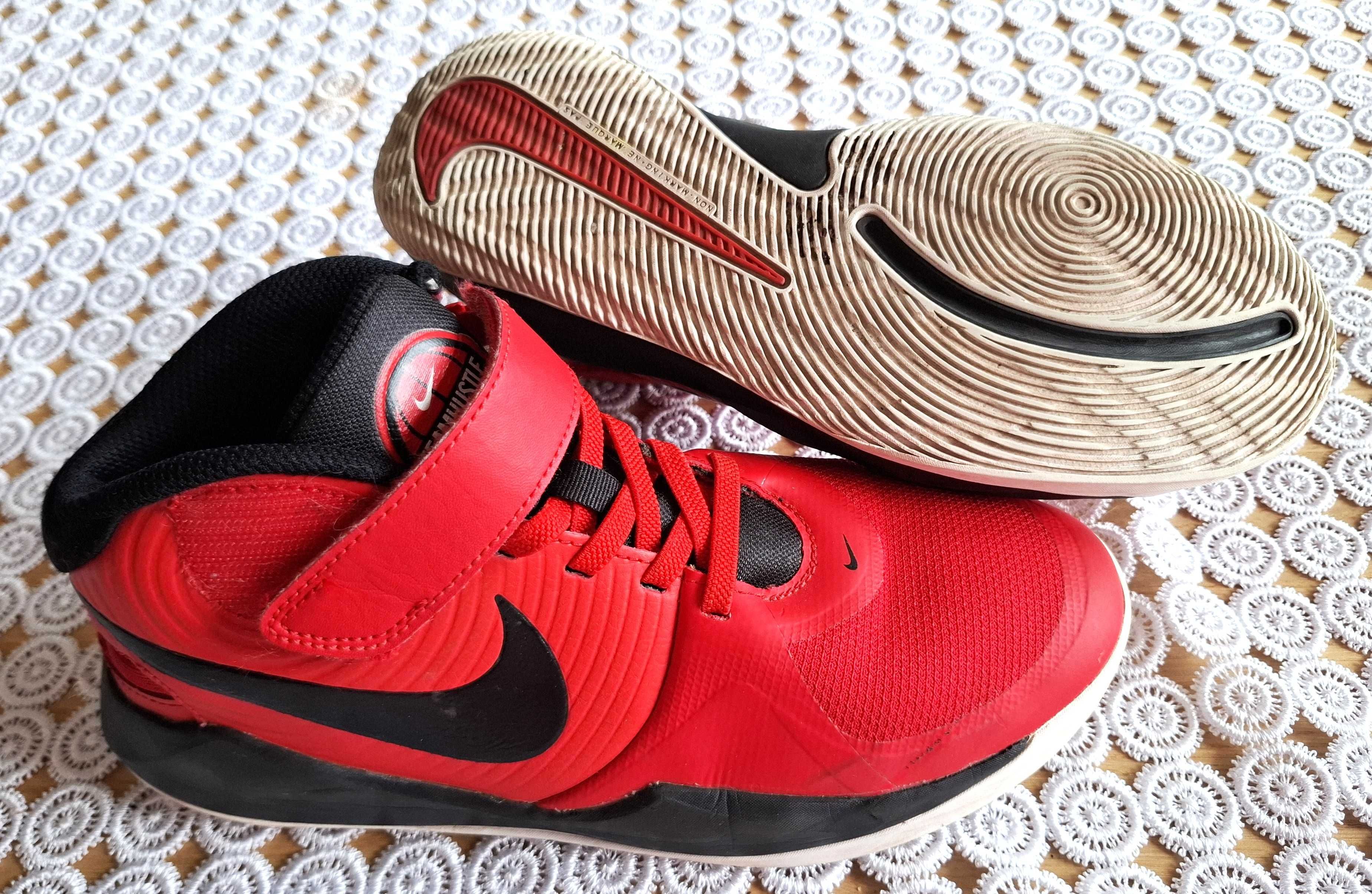 NIKE TEAMHUSTLE niewiele używane, sportowe buty r.38.5