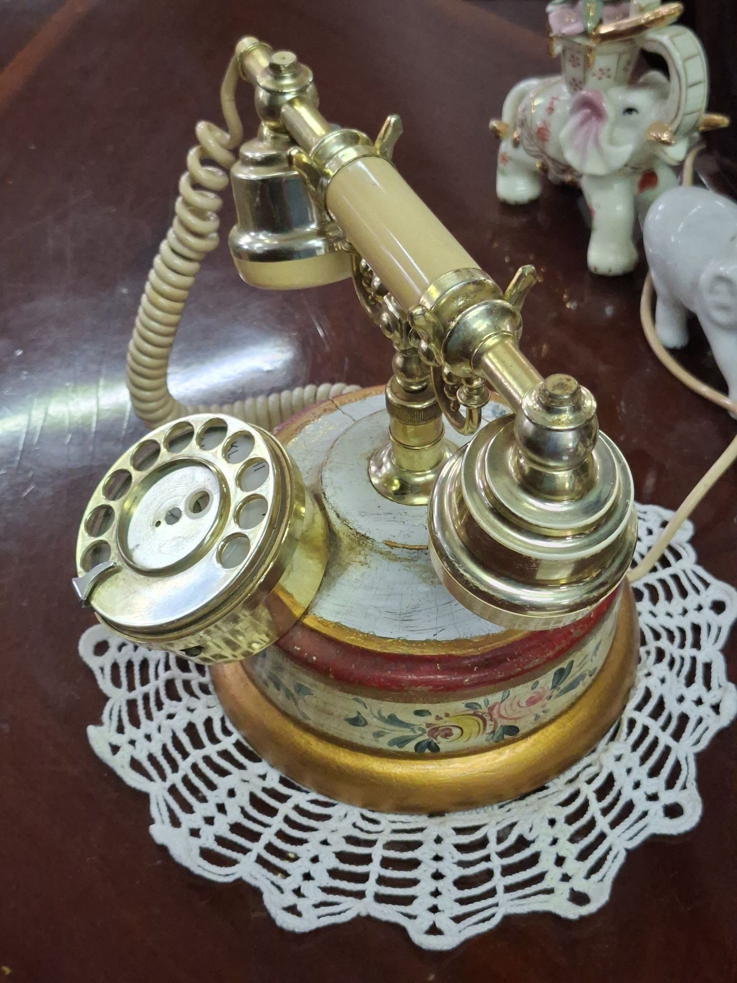 Telefone de disco em madeira pintado á mão