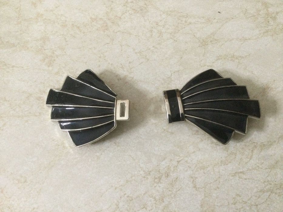 К поясу металическая пряжка