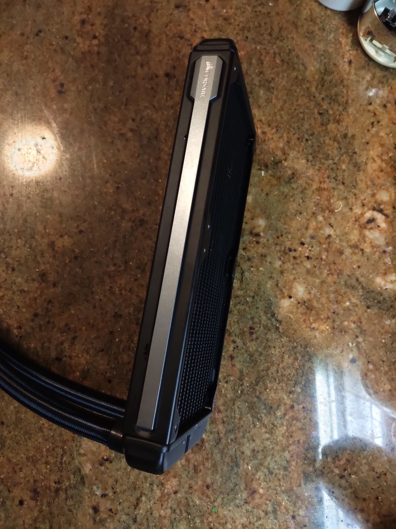 Chłodnica aio Corsair 240 z mocowaniem Intel i AMD