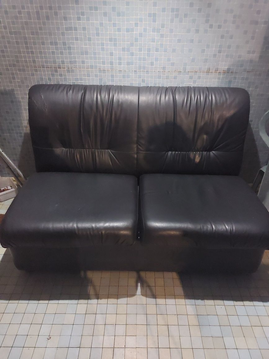 Sofa em pele preto