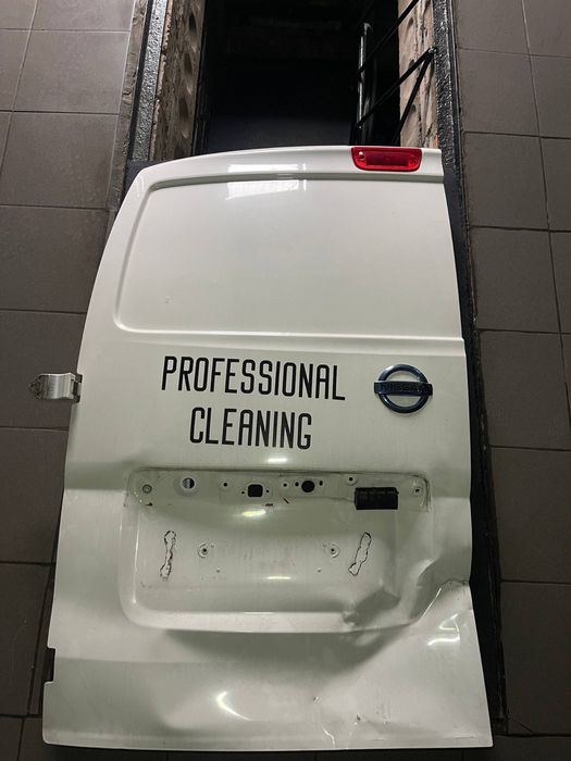 Задні двері нісан нв200