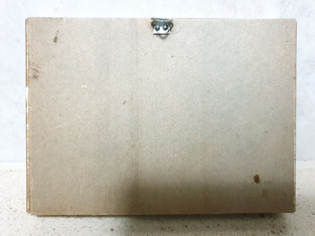 Pequeno antigo quadro com imagem de papel artificial em relevo