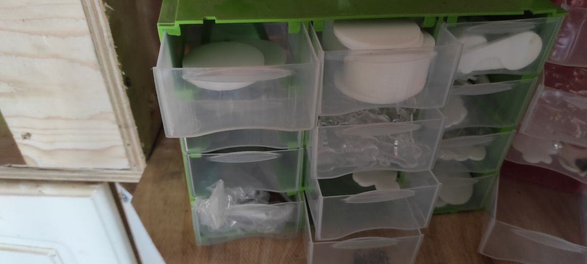 4 Caixas com pendentes de acrílico