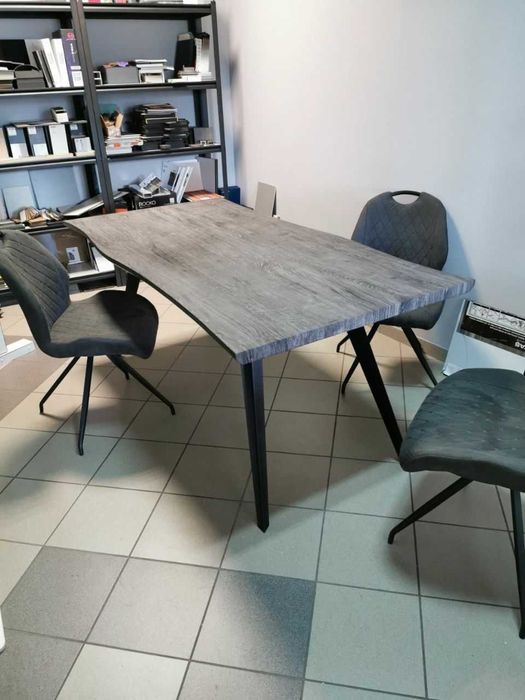 Stół na nóżkach metalowych - wyszukany design