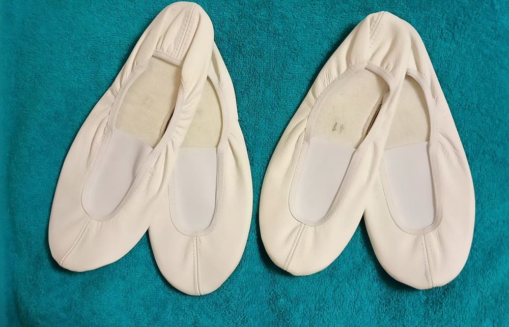 Шкіряні чешки, 39 та 40розмір. Спеціальна прогумована підошва.