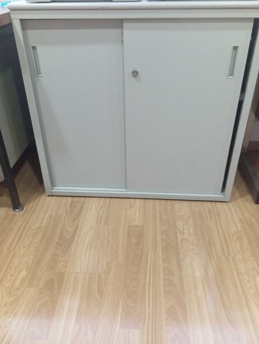 4 Móveis de metal de escritório