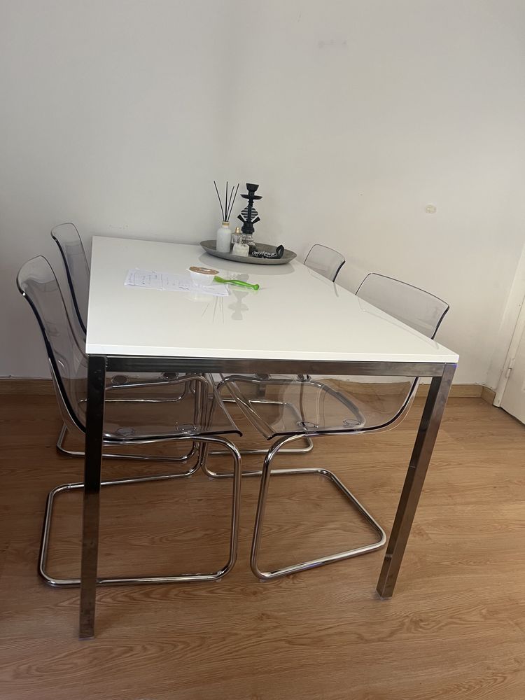 Vendo mesa e 4 cadeiras