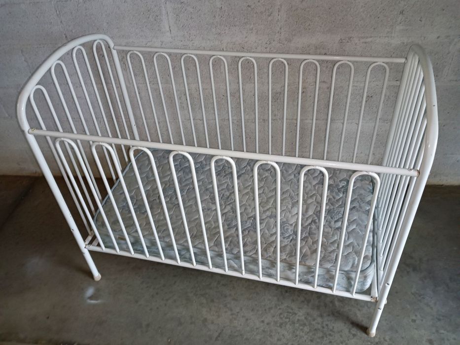 Berço metálico para criança, estrado e colchão, medidas:126/63/100alt