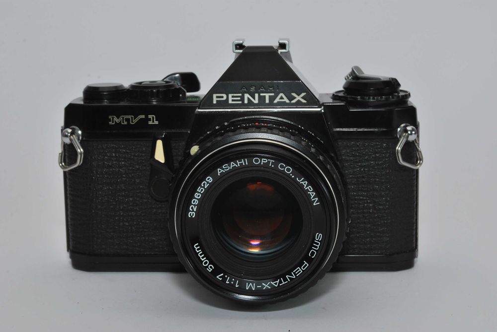 Aparat analogowy Pentax MV1 wraz z obiektywem 50mm 1.7