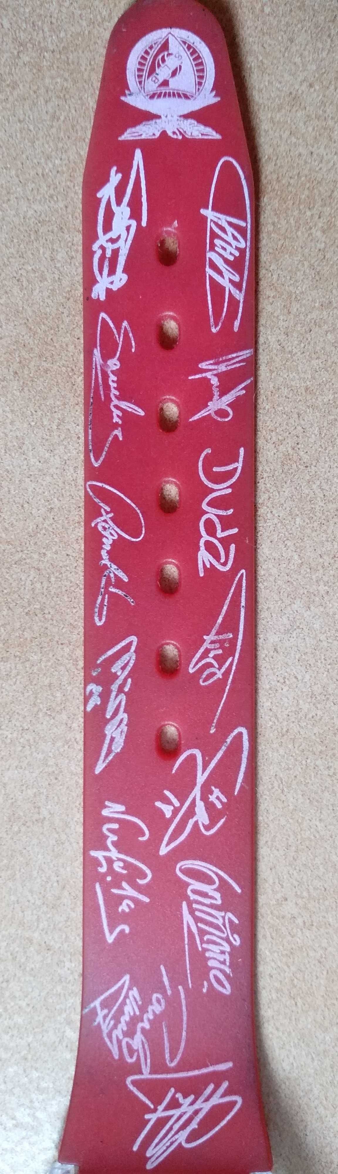 Relógio do Benfica com os autógrafos da equipa