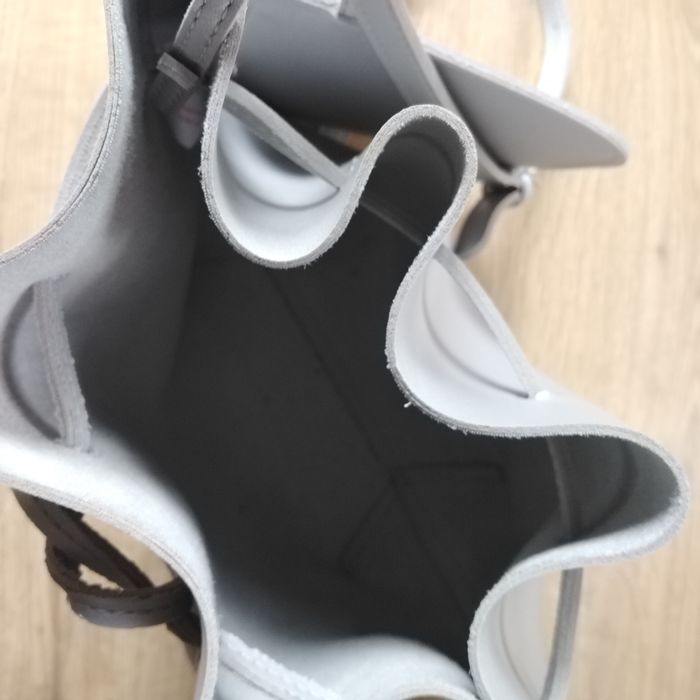 Srebrno-szara torebka typu worek(uszkodzona)