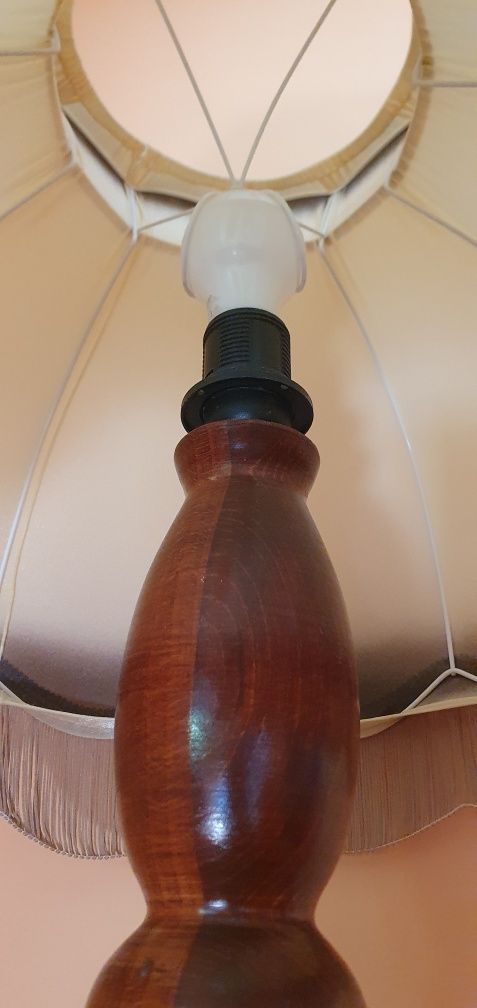 Lampa stojąca drewniana z kloszem