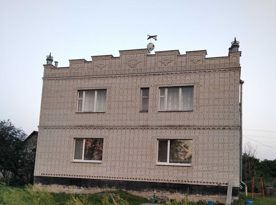 Будинок на березі річки