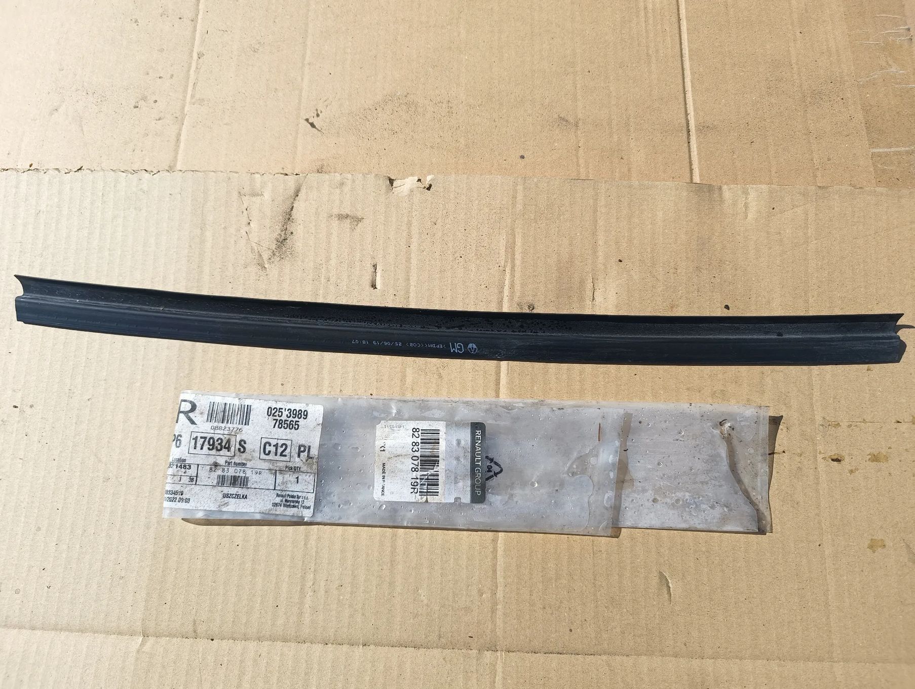 Uszczelka drzwi przesuwnych Renault Trafic III ORYGINAŁ 828307819R