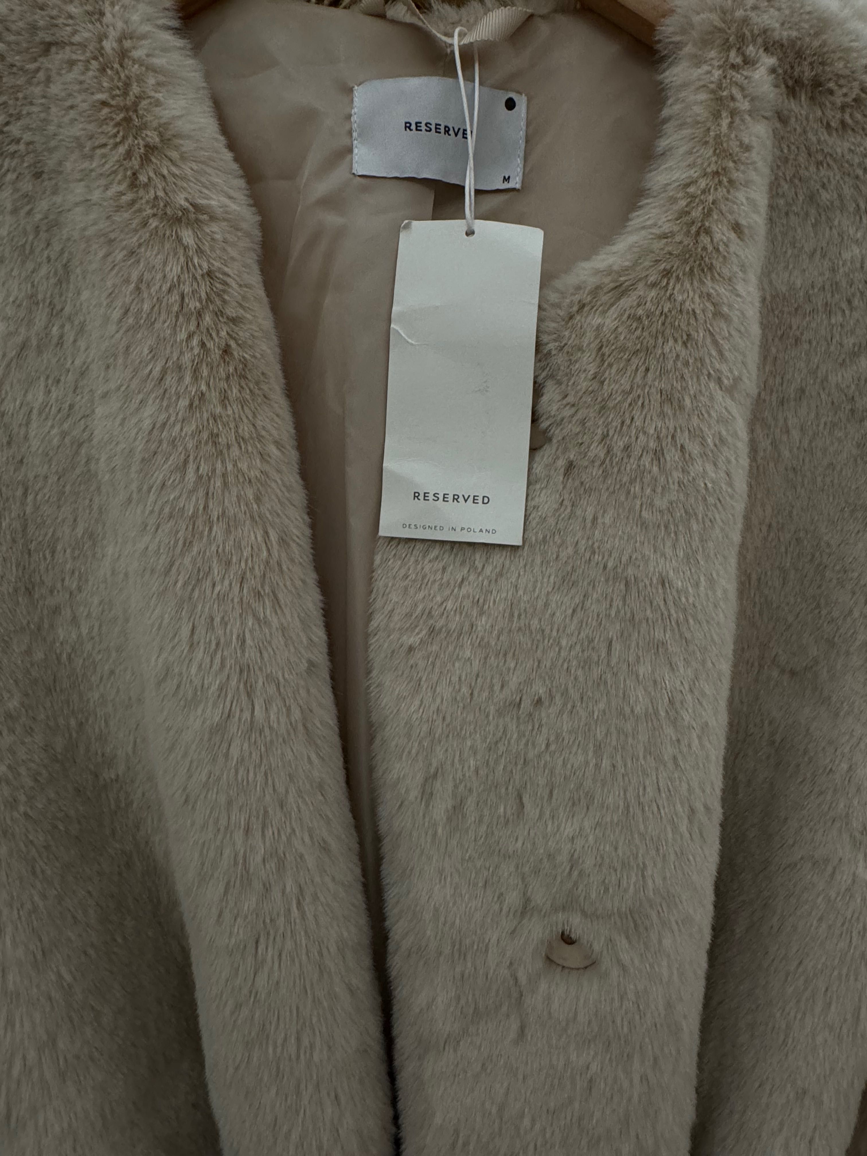Długie beżowe eleganckie futerko