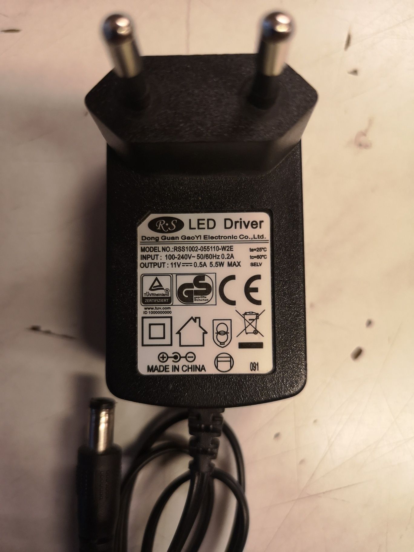Zasilacz do LED ów 11V 500mAh 5,5W wtyk 2,1/5,5 (+)