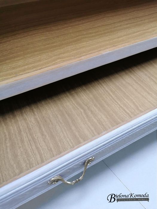 Piekna komoda drewniana bielona ludwikowska po odnowieniu