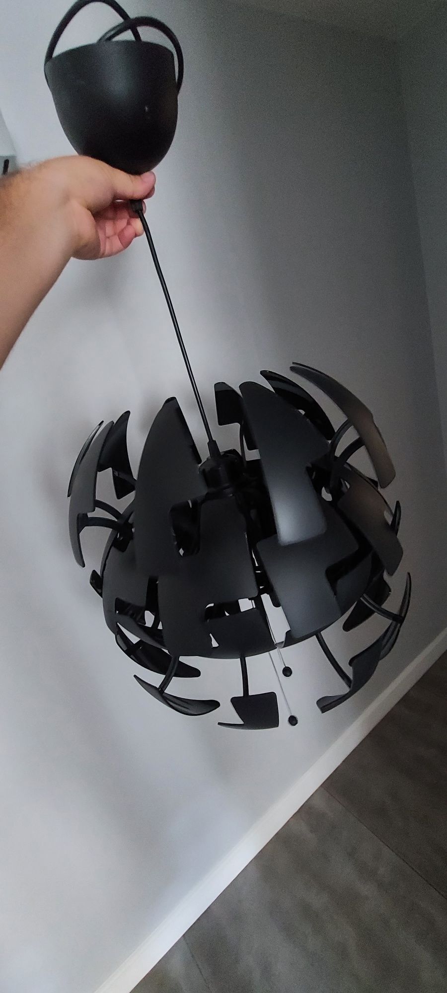 Czarna lampa wiszaca