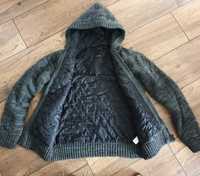 ciepły sweter z kapturem z pikowaną podszewką Reserved