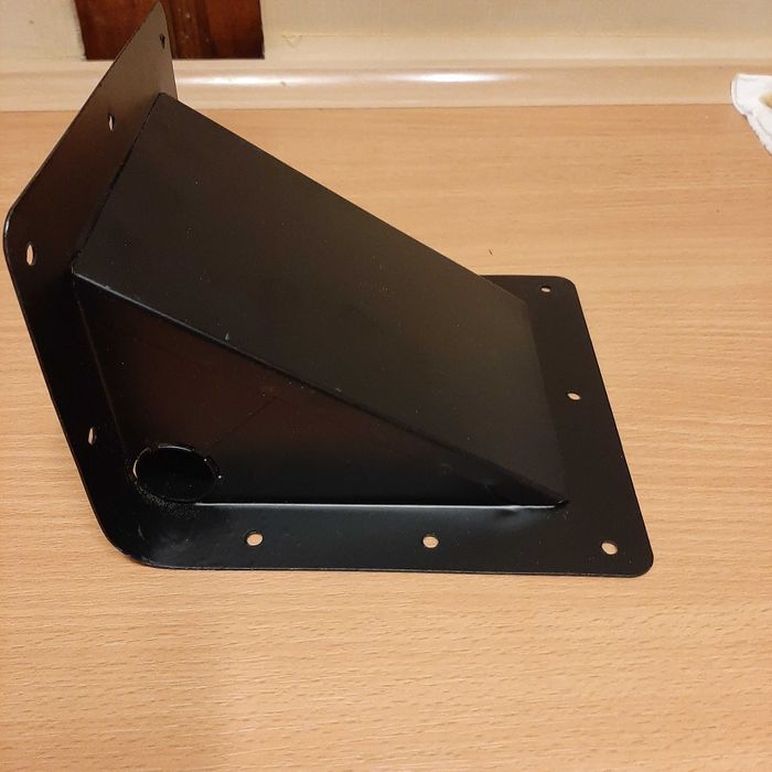 Czarne, narożne, metalowe rączki  do kolumn estradowych.